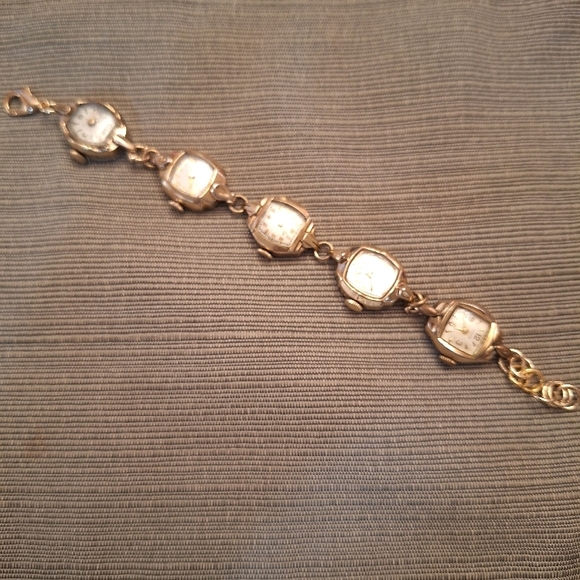 Elegant Gold Women's Bracelet Watch - Picture 3 of 10